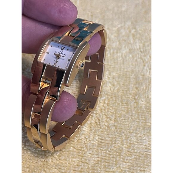 WOMEN'S LIZ CLAIBORNE ANALOG FASHION WATCH GOLD TONE BAND (needs Battery) - Picture 5 of 7